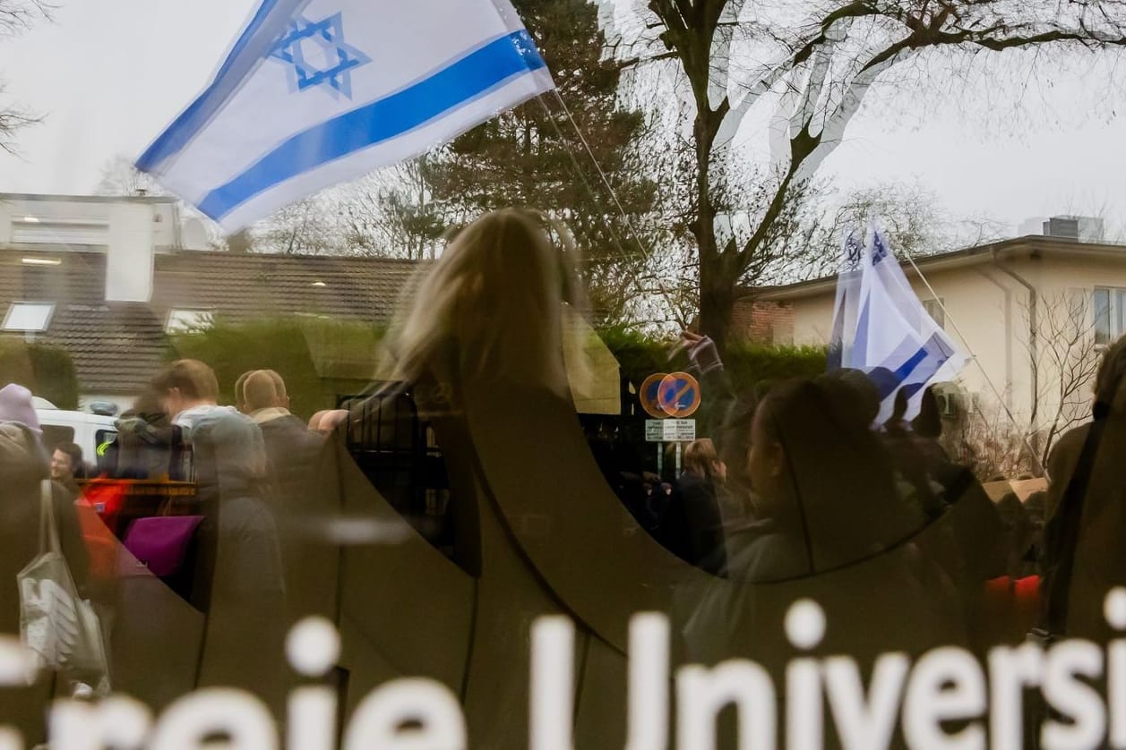 Demonstrierende vor der Freien Universität Berlin (Archivbild): Die Universität erließ gegen den Tatverdächtigen ein Hausverbot für Präsenzveranstaltungen.