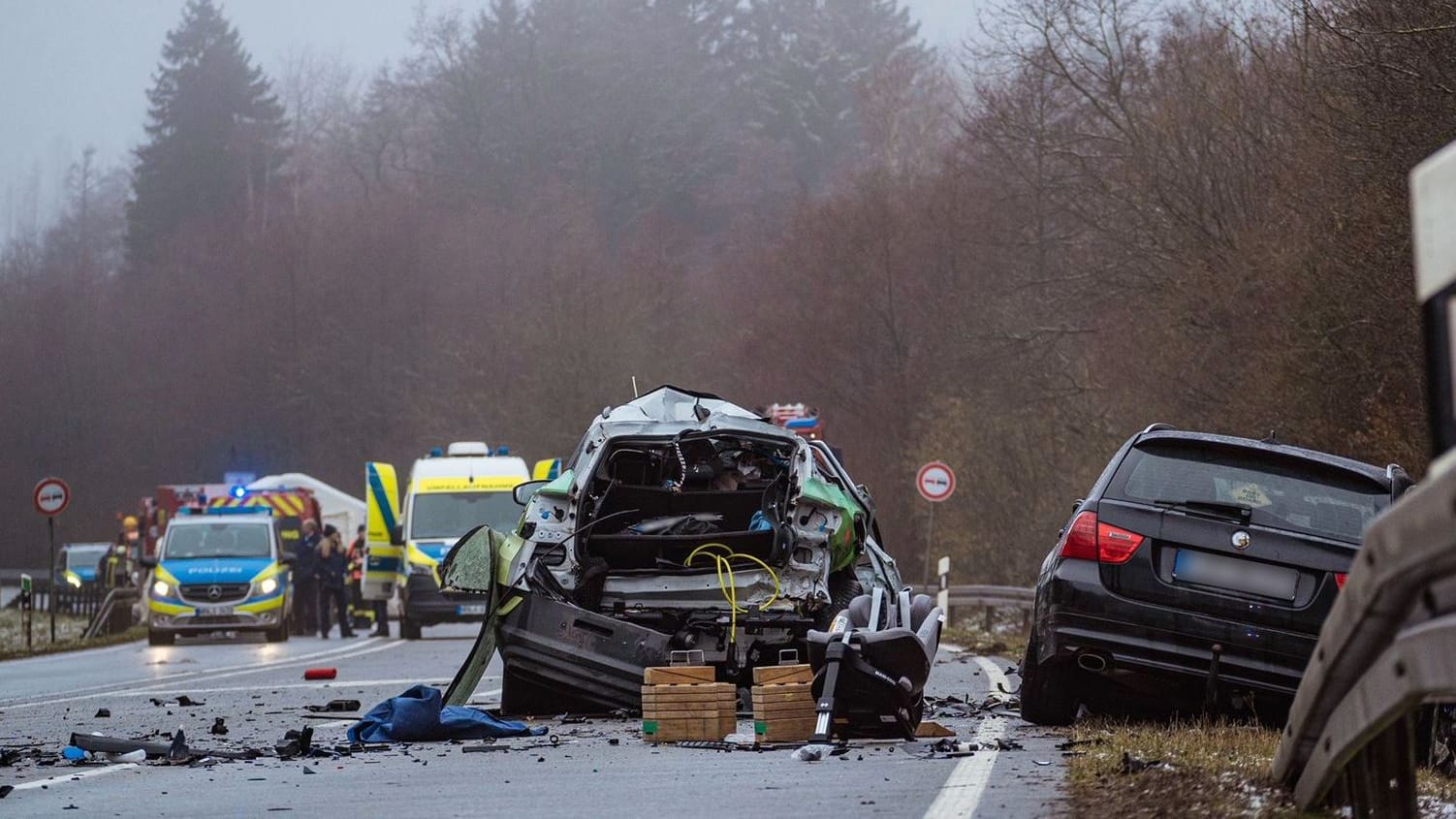 Zwei Autos stehen zerstört auf der Bundesstraße 1. Bei dem Verkehrsunfall sind am Morgen im Teutoburger Wald zwischen Paderborn und Detmold drei Menschen getötet worden.