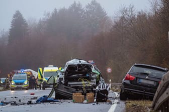 Zwei Autos stehen zerstört auf der Bundesstraße 1. Bei dem Verkehrsunfall sind am Morgen im Teutoburger Wald zwischen Paderborn und Detmold drei Menschen getötet worden.