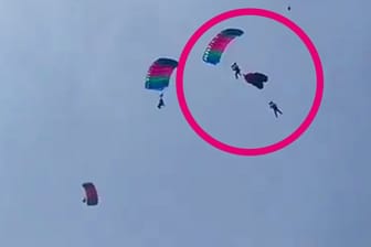 Fallschirmspringer verhaken sich in der Luft