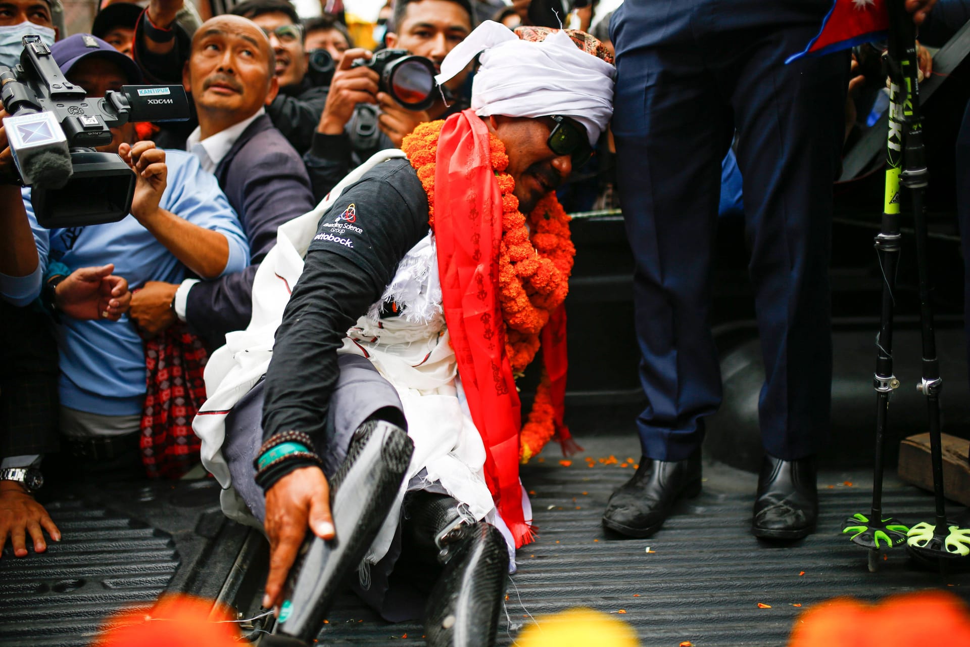 Der frühere Soldat Hari Budha Magar wird nach seiner Besteigung des Mount Everest gefeiert (Archivbild): Magar erklomm den höchsten Berg der Welt, obwohl er Prothesen an beiden Beinen hat.