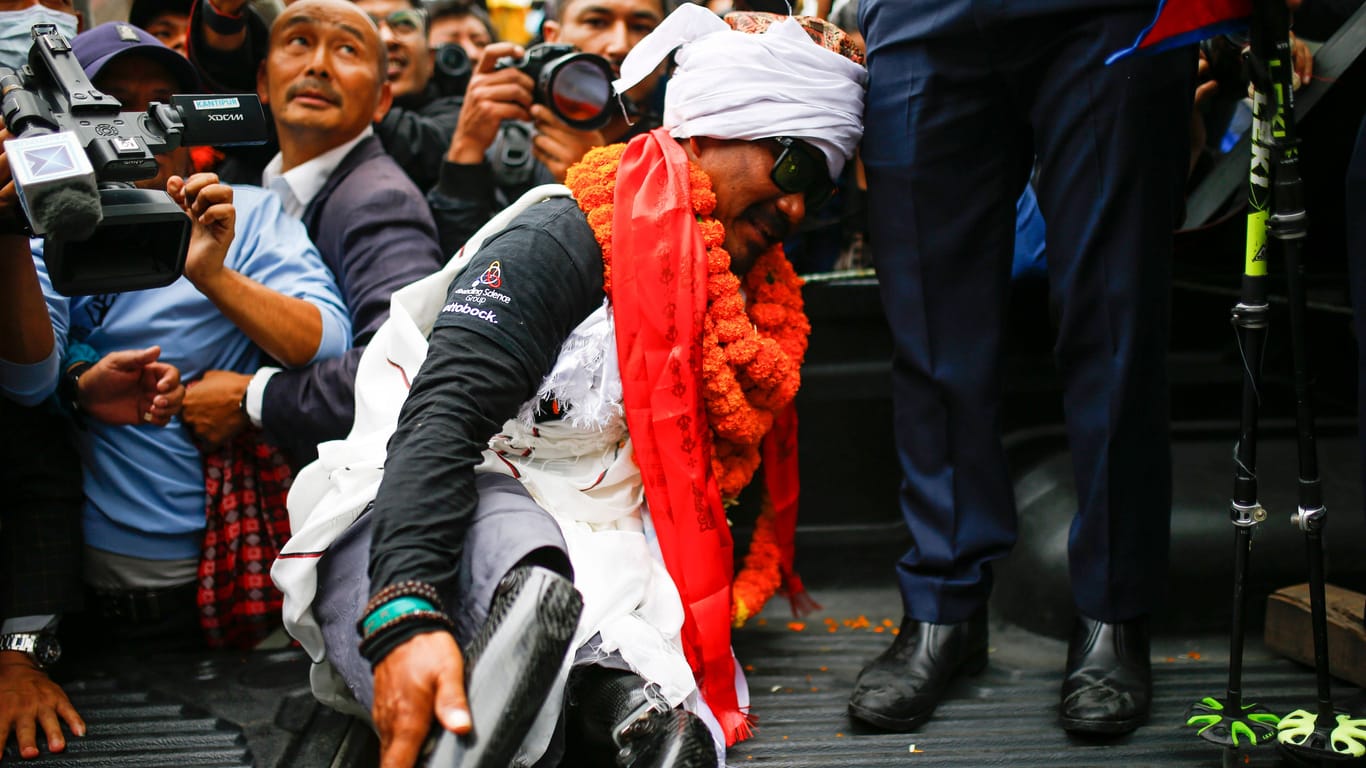 Der frühere Soldat Hari Budha Magar wird nach seiner Besteigung des Mount Everest gefeiert (Archivbild): Magar erklomm den höchsten Berg der Welt, obwohl er Prothesen an beiden Beinen hat.