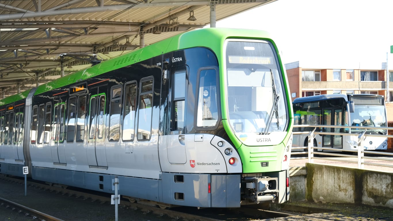 Stadtbahn der Üstra: Die Ausbildung zum Stadtbahnfahrer beträgt für Quereinsteiger 60 Tage.
