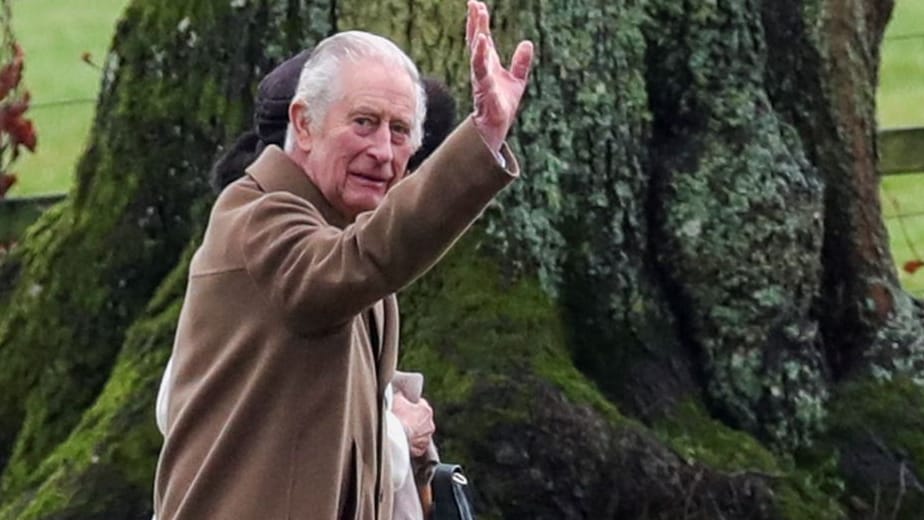 König Charles III.: Mit seiner Frau Camilla besuchte er am Sonntag die Kirche in Sandringham.