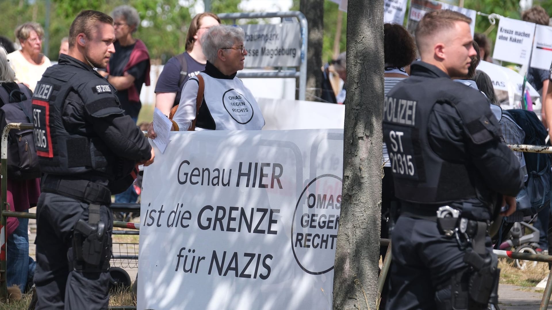 Eine Demonstrantin mit Polizisten auf einer Dmeo: Auch in Magdeburg waren die "Omas gegen rechts" vertreten.