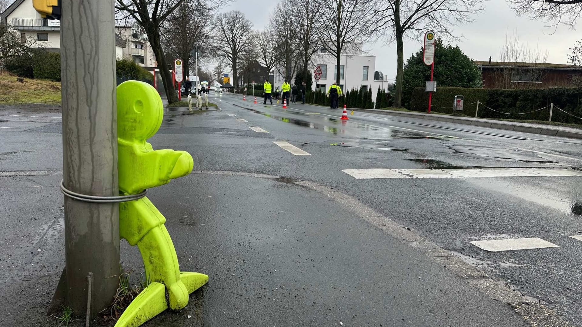 Die Unfallstelle wird von Polizisten abgesichert: Der Fahrer soll über eine rote Ampel gefahren sein.