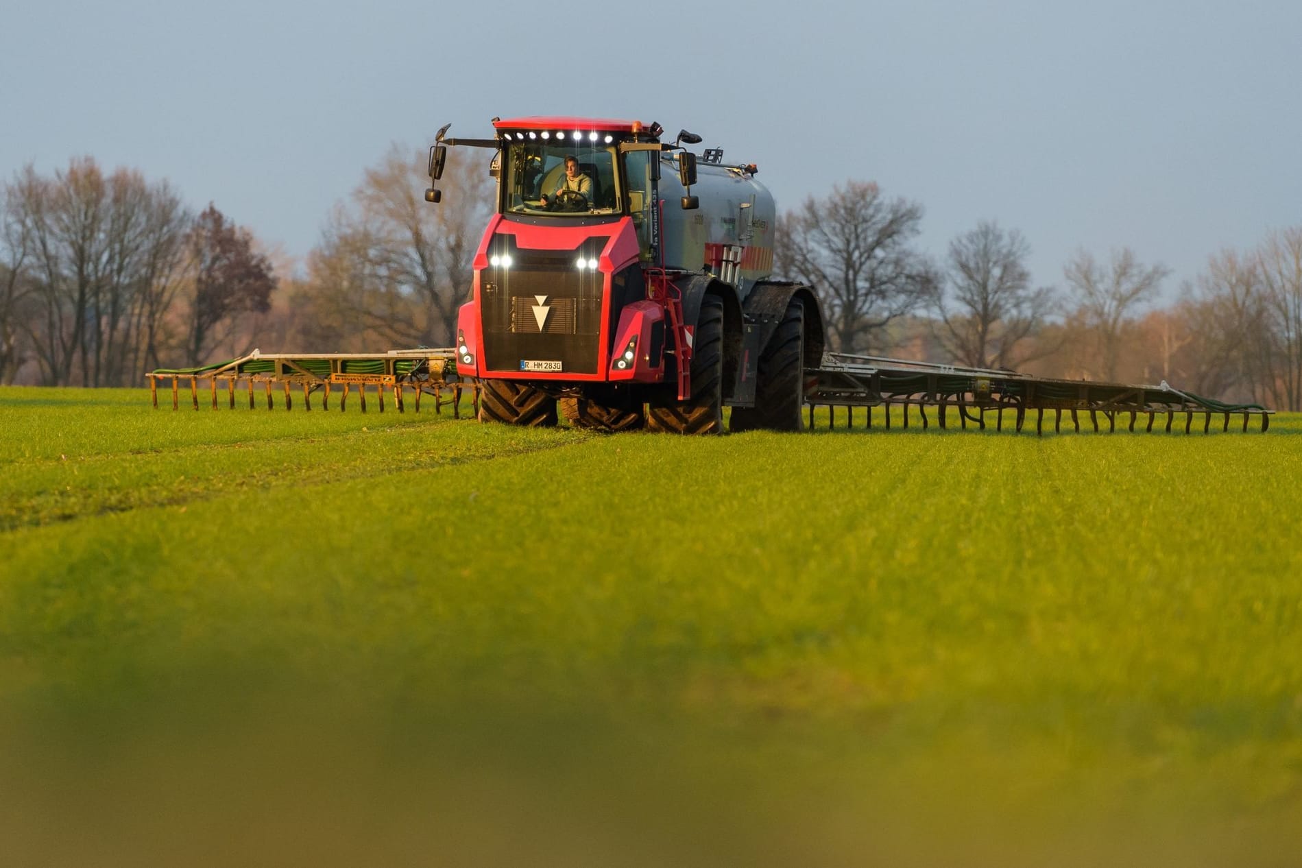 Landwirt fährt Gülle aus