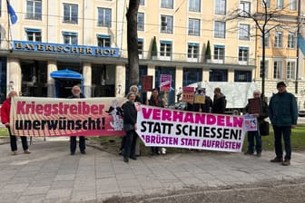 Fast ein Dutzend Demonstranten protestiert am Mittwochvormittag vor dem Bayerischen Hof.