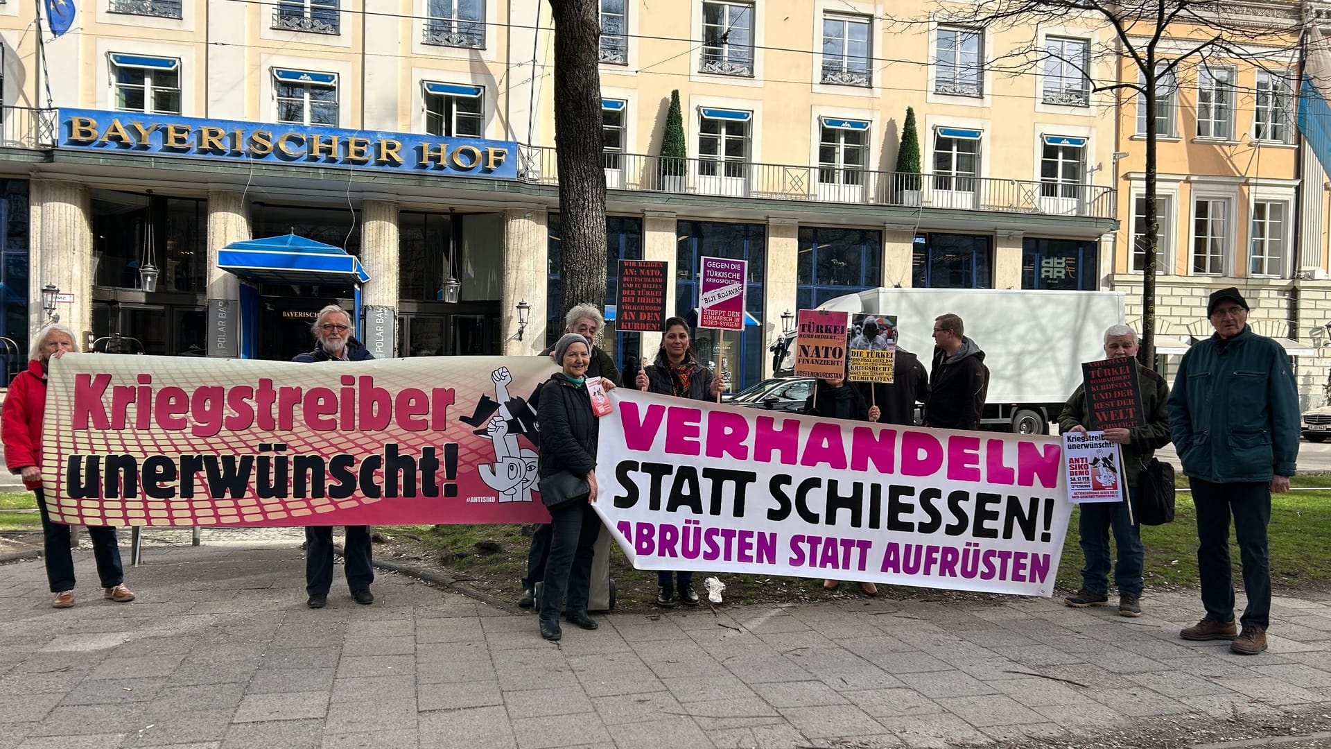 Fast ein Dutzend Demonstranten protestiert am Mittwochvormittag vor dem Bayerischen Hof. Fast ein Dutzend Demonstranten protestiert am Mittwochvormittag vor dem Bayerischen Hof.