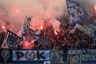 Fans von 1860 München zünden beim Auswärtsspiel in Saarbrücken Pyrotechnik.