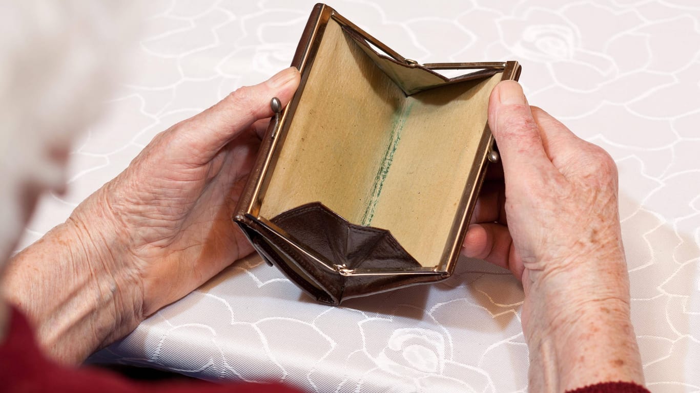 Eine ältere Frau hält ein leeres Portemonnaie in der Hand (Symbolbild): Immer mehr Senioren in Hamburg brauchen Sozialhilfe.