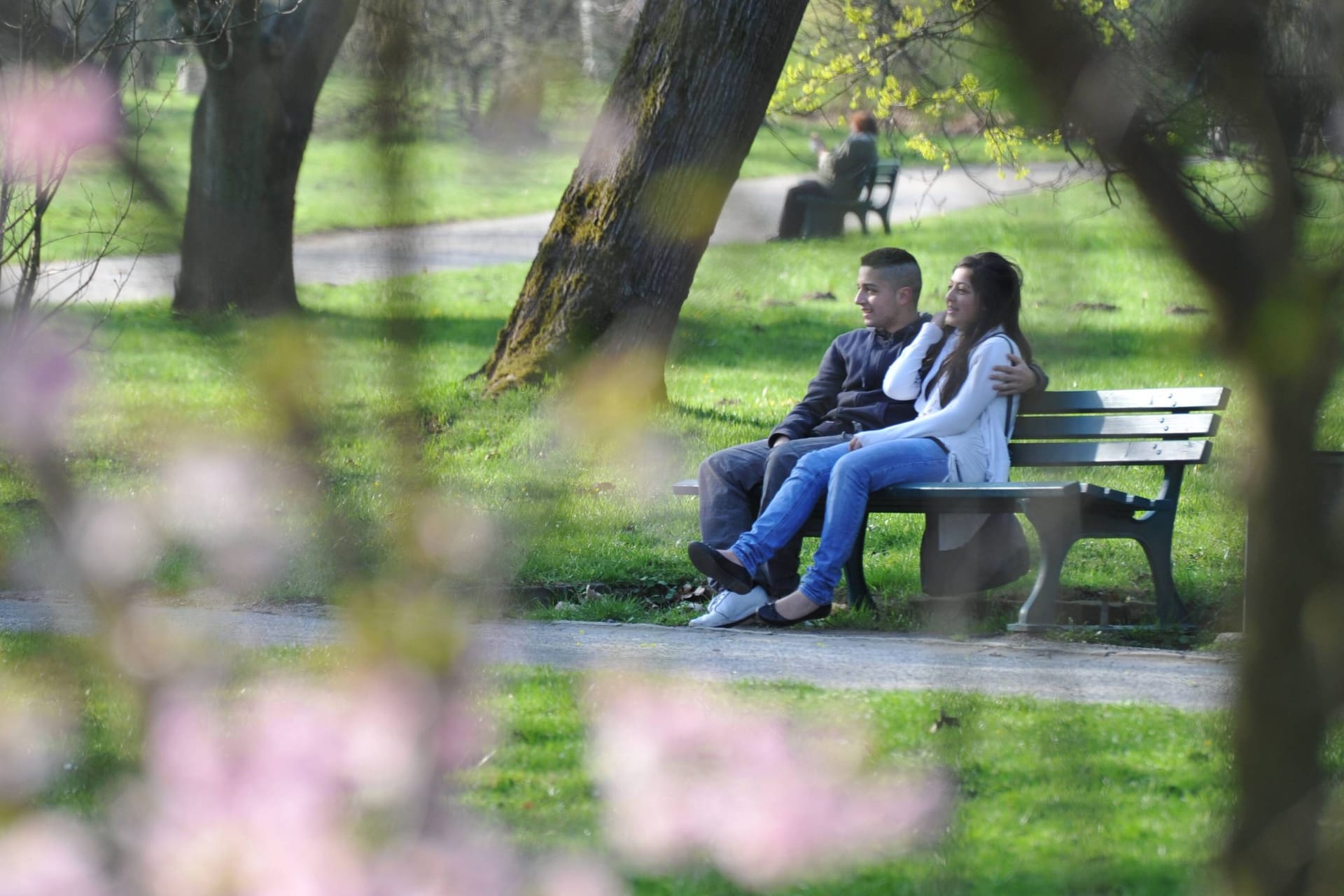 Junges Paar auf einer Parkbank in Hannover (Archivbild): Hannover ist bei Singles offenbar sehr beliebt.