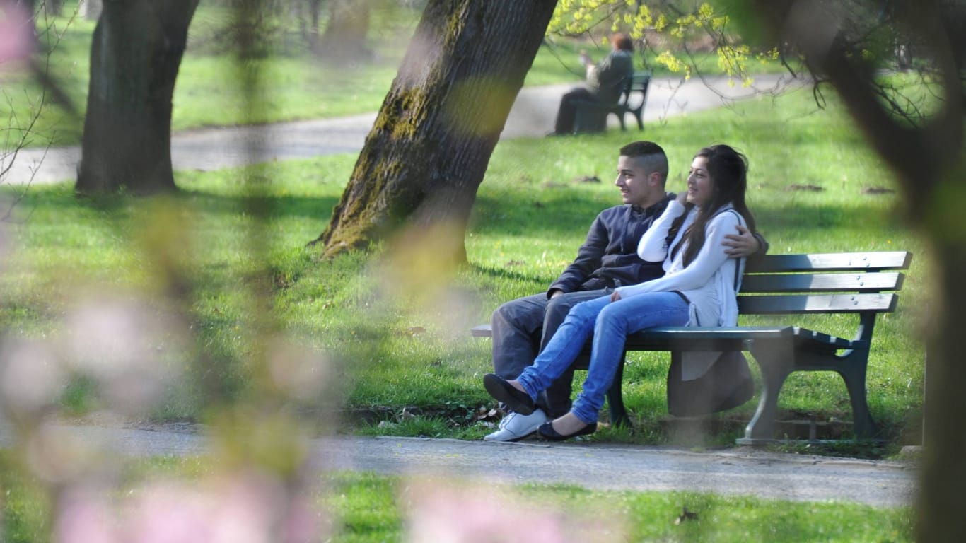 Junges Paar auf einer Parkbank in Hannover (Archivbild): Hannover ist bei Singles offenbar sehr beliebt.