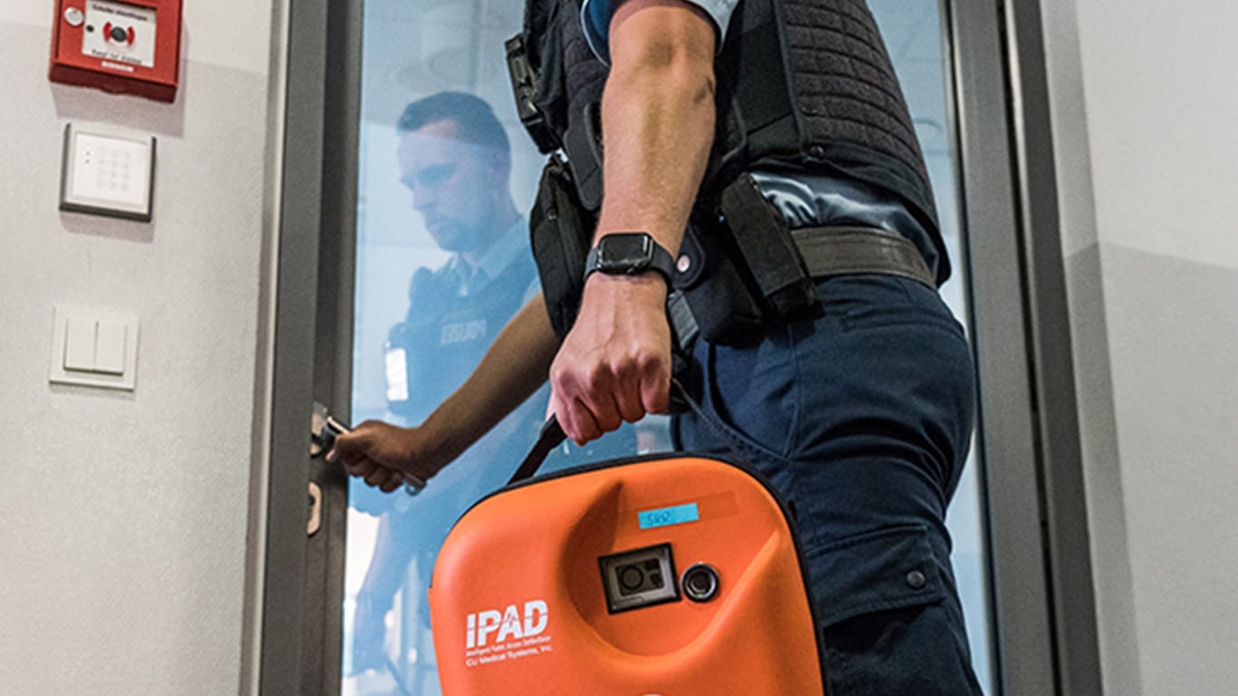 Ein Bundespolizist mit Defibrillator in der Hand (Symbolbild).
