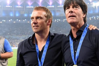 Ex-Bundestrainer unter sich: Hansi Flick (l.) und Joachim Löw beim WM-Sieg 2014.