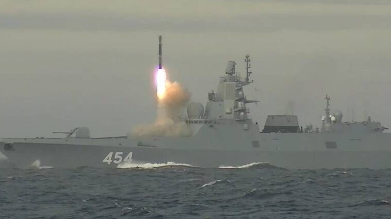 In diesem Videobild des russischen Verteidigungsministeriums soll eine "Zirkon"-Rakete bei einem Test zu sehen sein (Archivbild).