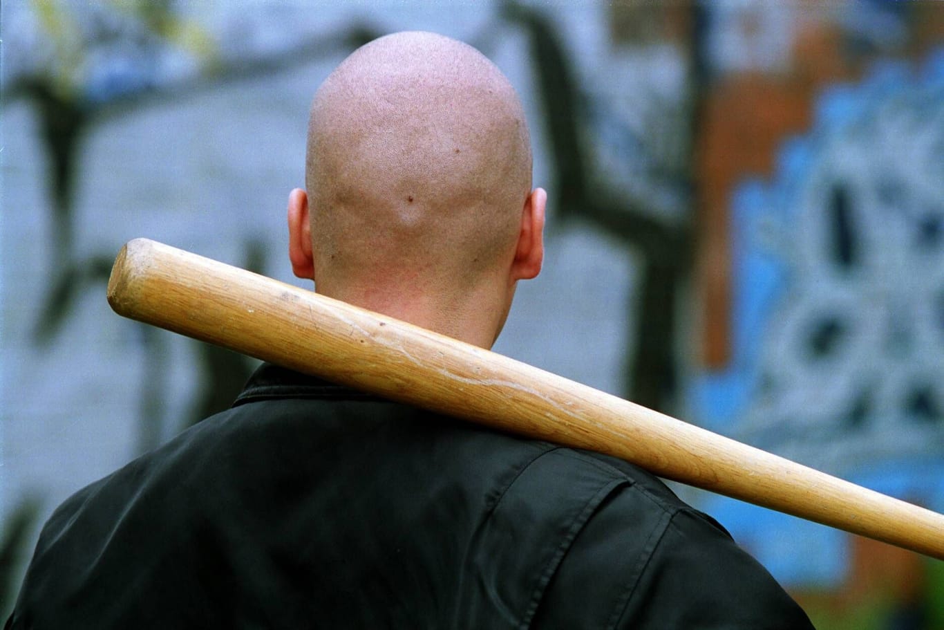 Neonazi mit Baseballschläger (Symbolbild): In Wetzlar hat die Polizei wohl einen Angriff verhindert.