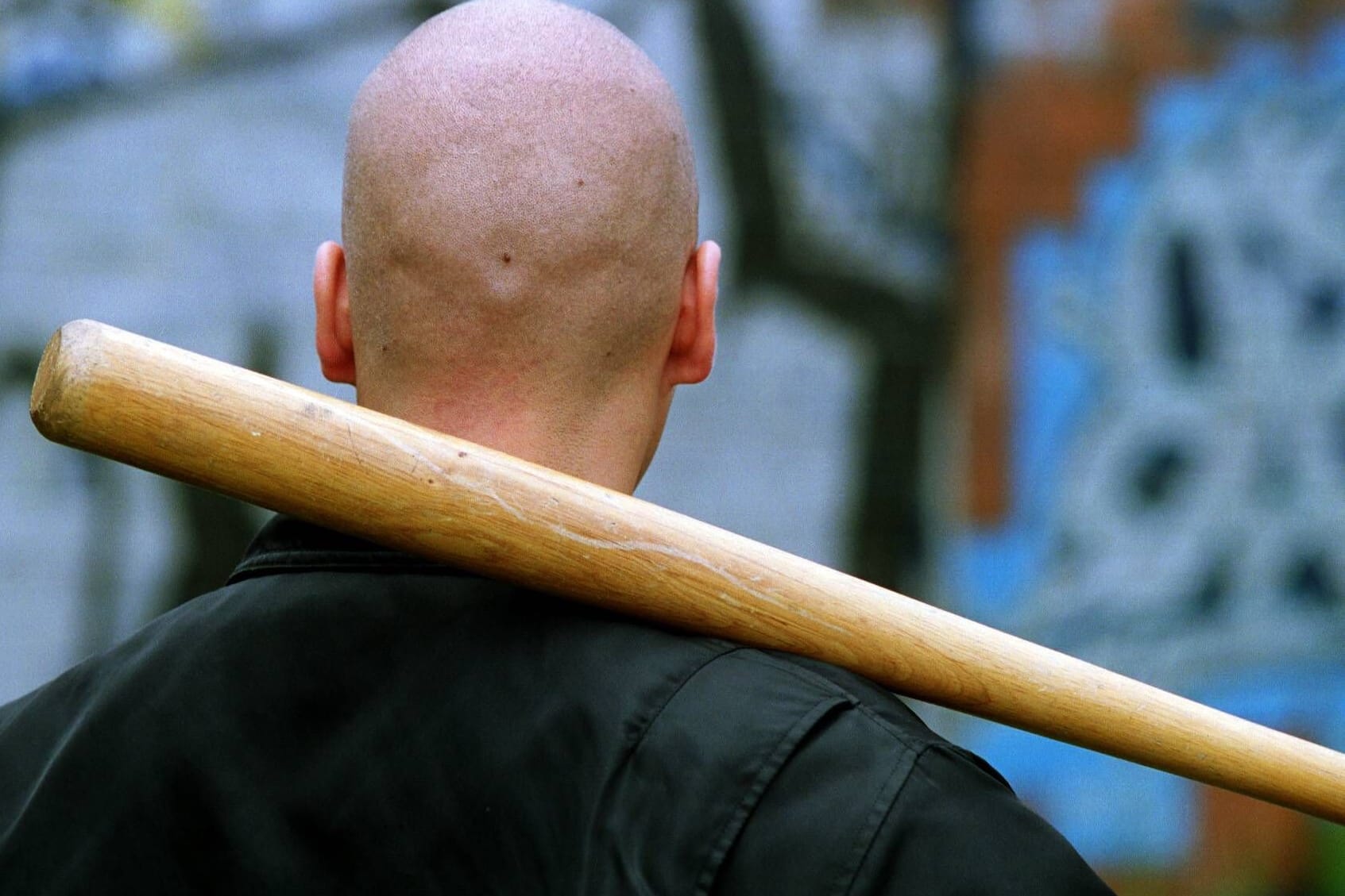 Neonazi mit Baseballschläger (Symbolbild): In Wetzlar hat die Polizei wohl einen Angriff verhindert.