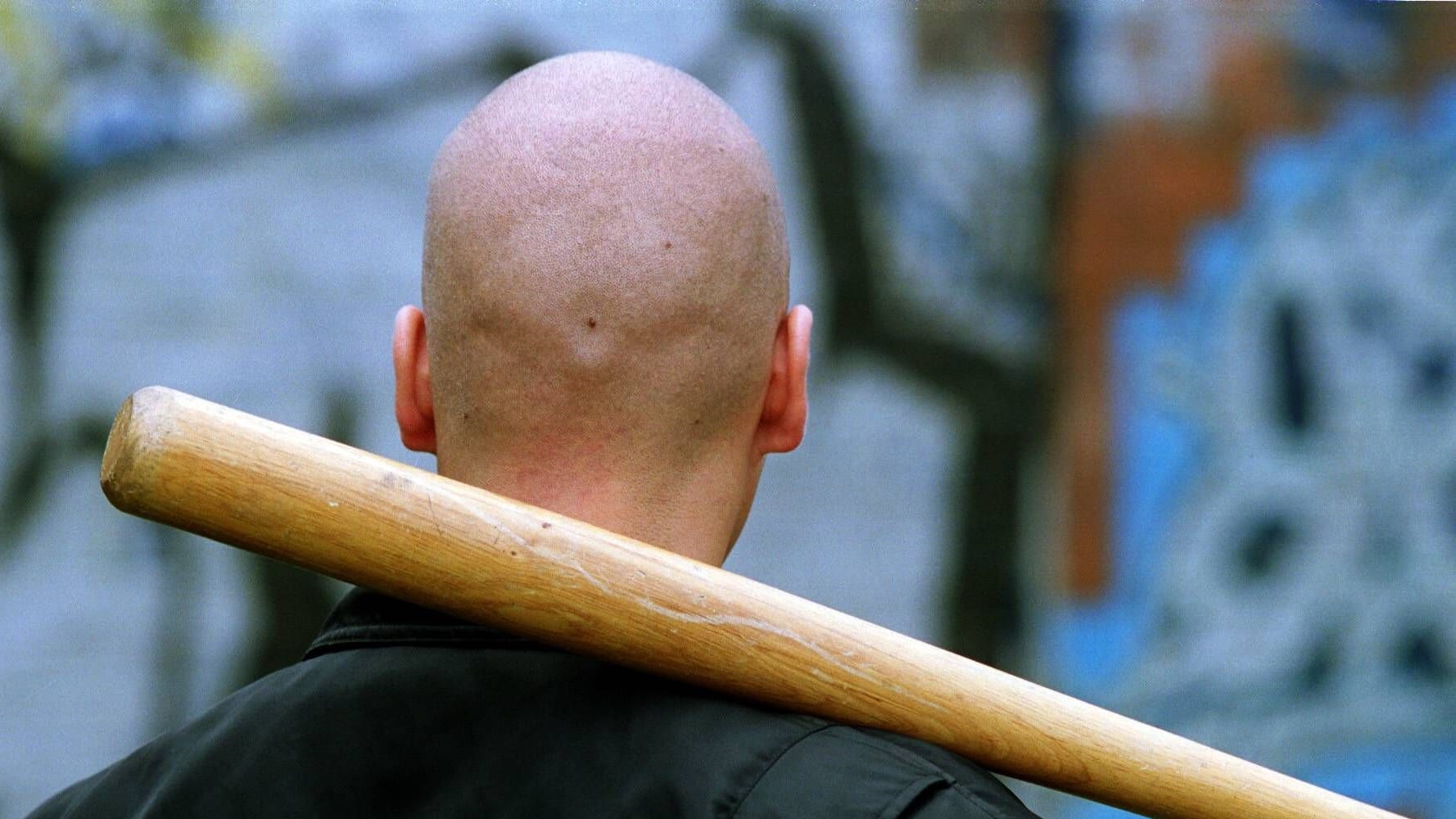 Neonazi mit Baseballschläger (Symbolbild): In Wetzlar hat die Polizei wohl einen Angriff verhindert.