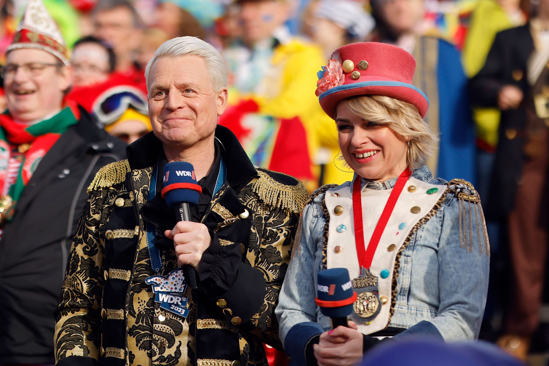 Moderator Guido Cantz und Moderatorin Sabine Heinrich auf dem Rosenmontagszug (Archivbild): Cantz und Heinrich kommentiert den Zoch in diesem Jahr zum ersten Mal.