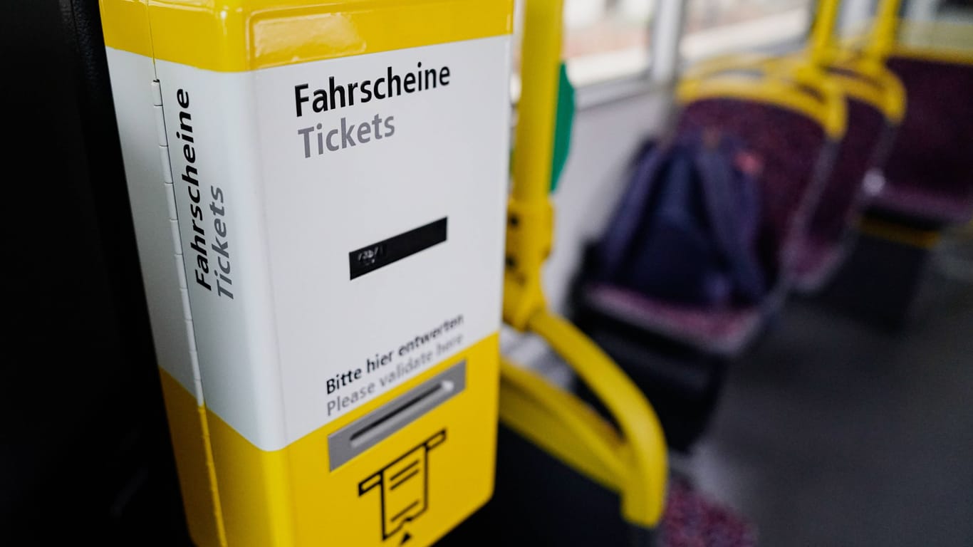Ein Fahrscheinautomat im Bus des öffentlichen Nahverkehrs in Berlin: Viele Menschen nutzen in der Stadt Bus und Bahn, doch nicht jeder hat einen gültigen Fahrschein.