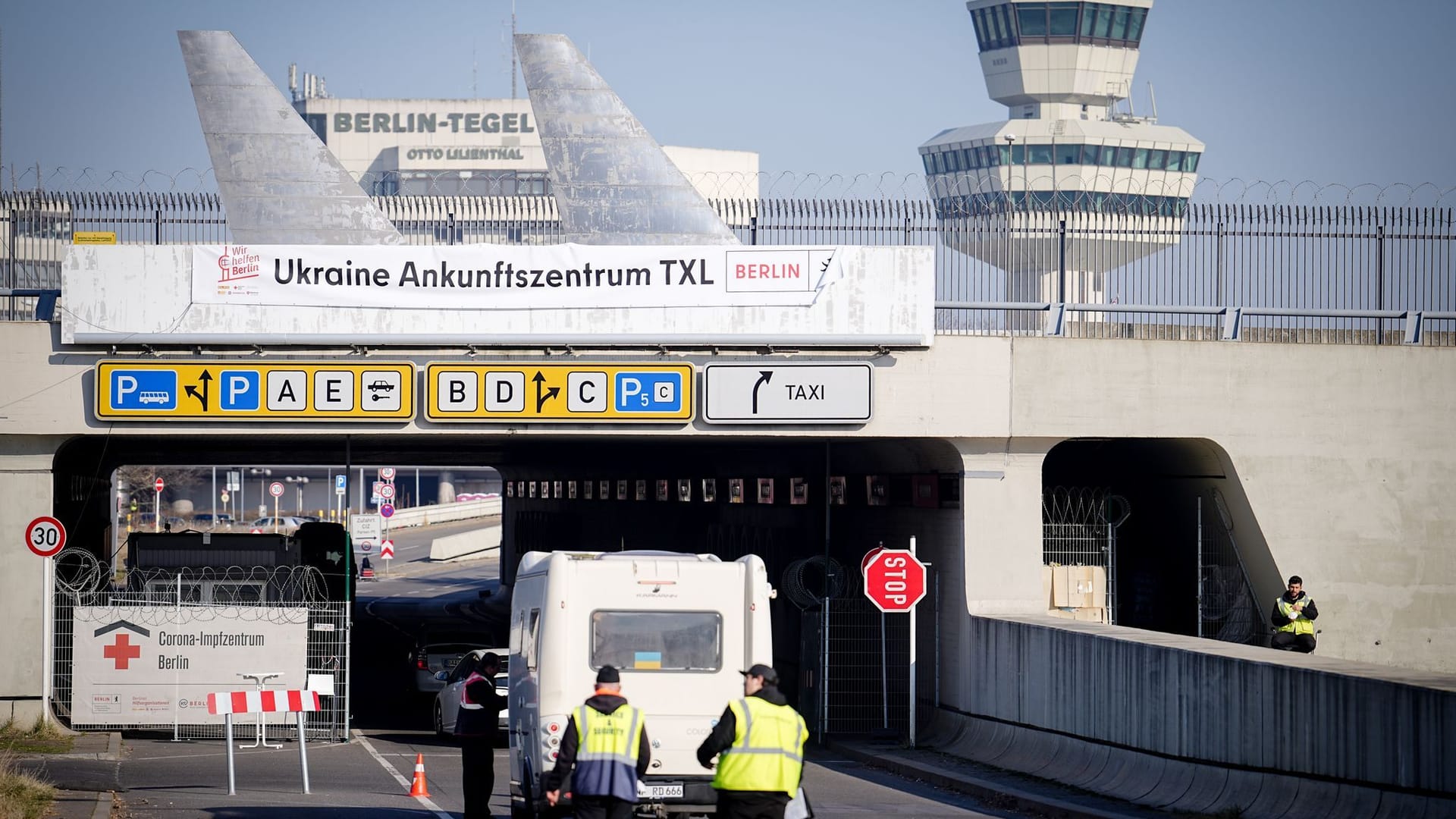 Berlin: "Ukraine Ankunftszentrum TXL", steht über der Zufahrt zum ehemaligen Flughafen Tegel. Hier wurden Notunterkünfte für Geflüchtete auf dem Gelände des ehemaligen Flughafens Berlin-Tegel errichtet.