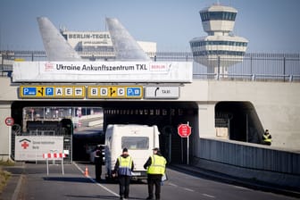 Berlin: "Ukraine Ankunftszentrum TXL", steht über der Zufahrt zum ehemaligen Flughafen Tegel. Hier wurden Notunterkünfte für Geflüchtete auf dem Gelände des ehemaligen Flughafens Berlin-Tegel errichtet.
