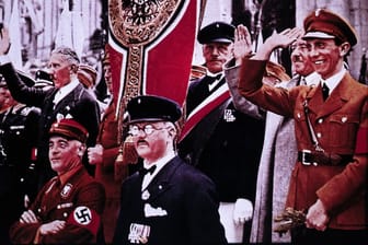 Nazi-Aufmarsch in Stuttgart 1933, rechts Joseph Goebbels.