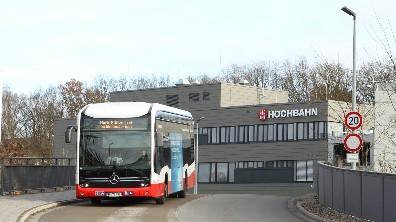 Hamburger Bus fährt ab (Symbolfoto): Die Verspätungen in der Hansestadt nehmen zu.
