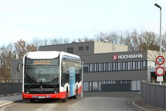 Hamburger Bus fährt ab (Symbolfoto): Die Verspätungen in der Hansestadt nehmen zu.