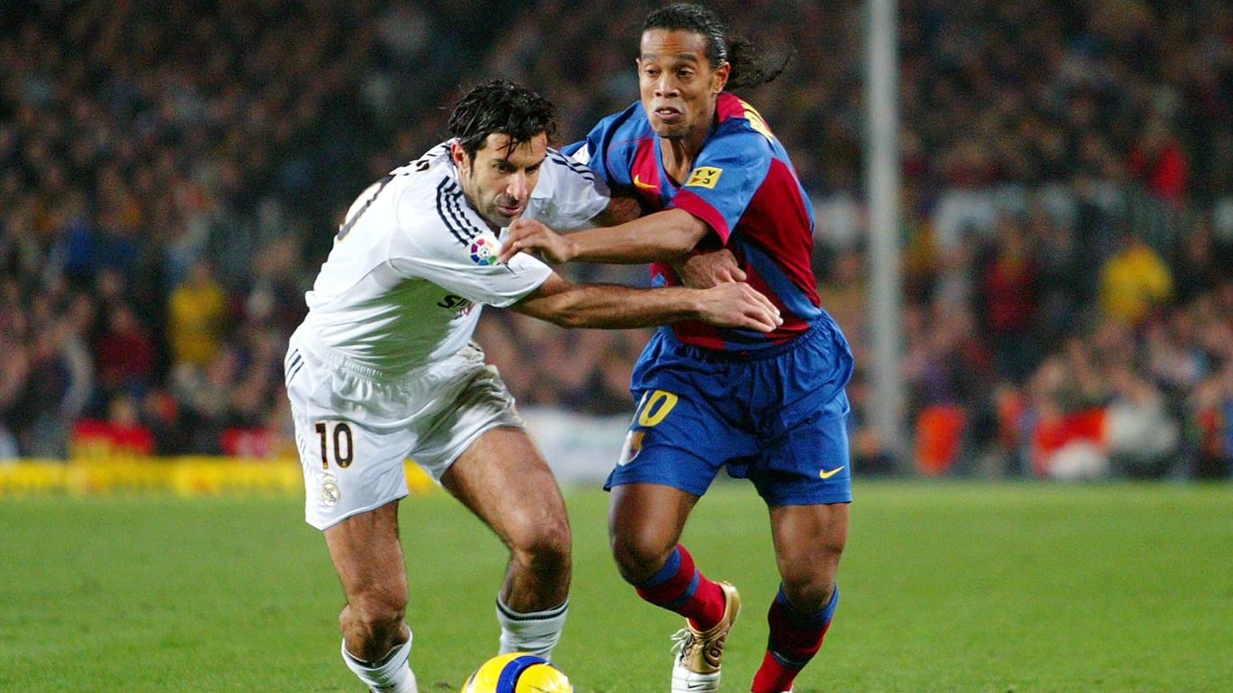 Duell der Superstars in der Saison 2004/05: Luis Figo (Real Madrid, li.) gegen Ronaldinho (FC Barcelona).