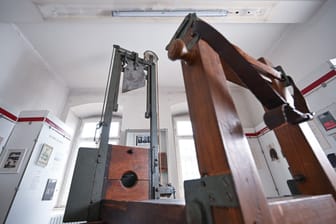 Eine Guillotine steht im Strafvollzugsmuseum (Archivbild): Eine der letzten Hinrichtungen mit dieser Guillotine fand am 18. Februar 1949 im Hof des Gefängnisses in Tübingen statt.