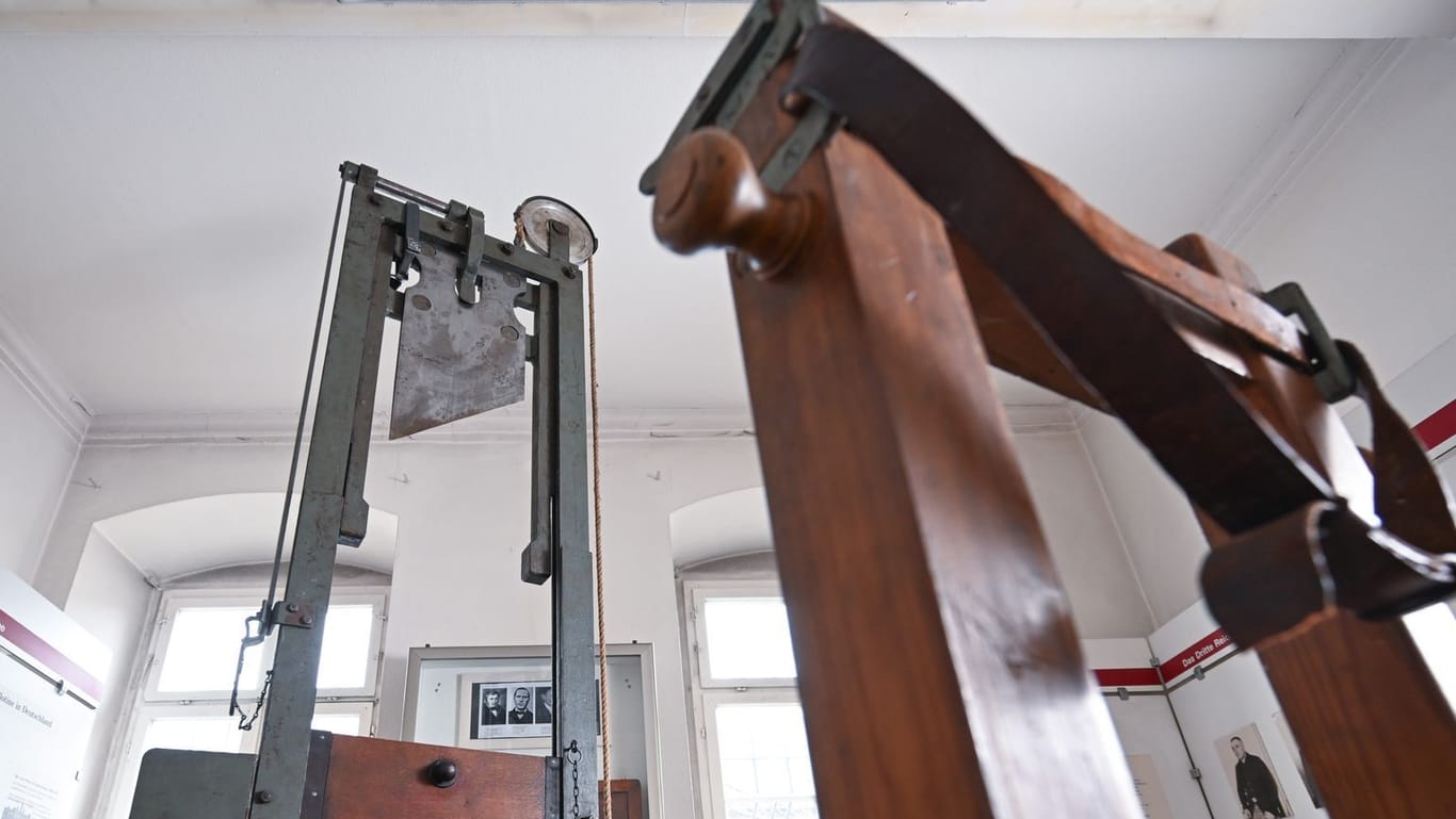 Eine Guillotine steht im Strafvollzugsmuseum (Archivbild): Eine der letzten Hinrichtungen mit dieser Guillotine fand am 18. Februar 1949 im Hof des Gefängnisses in Tübingen statt.