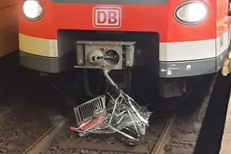 Vom Einkaufswagen blieb nur noch ein Metallknäusel übrig: Eine S-Bahn konnte nicht mehr rechtzeitig abgebremst werden und überrollte den Wagen.