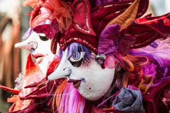 Masken bei einer Karnevalsfeier (Symbolbild). Auch Frankfurt ist im Karnevalsfieber: Die besten Feiern und Events zum verrücktesten Fest des Jahres.