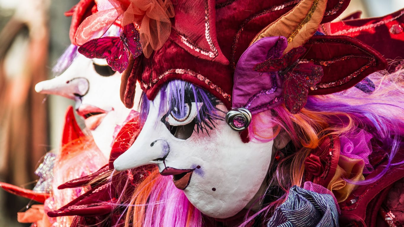 Masken bei einer Karnevalsfeier (Symbolbild). Auch Frankfurt ist im Karnevalsfieber: Die besten Feiern und Events zum verrücktesten Fest des Jahres.