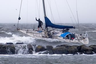 Ein Mann kämpft auf einem Segelschiff gegen den Sturm: Die Behörden im US-Bundesstaat Kalifornien haben in vielen Regionen den Notstand ausgerufen.