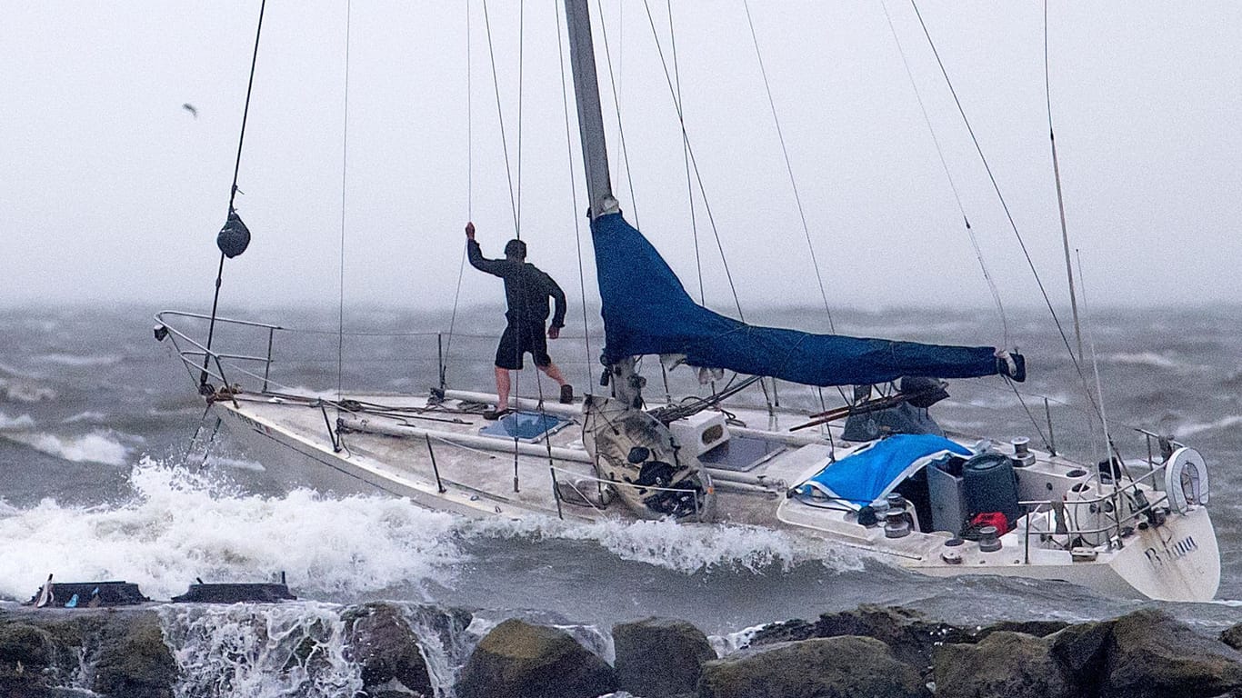 Ein Mann kämpft auf einem Segelschiff gegen den Sturm: Die Behörden im US-Bundesstaat Kalifornien haben in vielen Regionen den Notstand ausgerufen.
