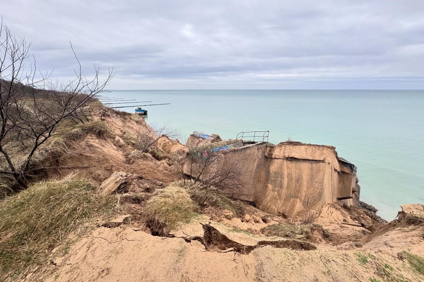 Der abgestürzte Bunker an der Steilküste im Ahrenshooper Ortsteil Niehagen: Er galt als beliebtes Ausflugsziel.