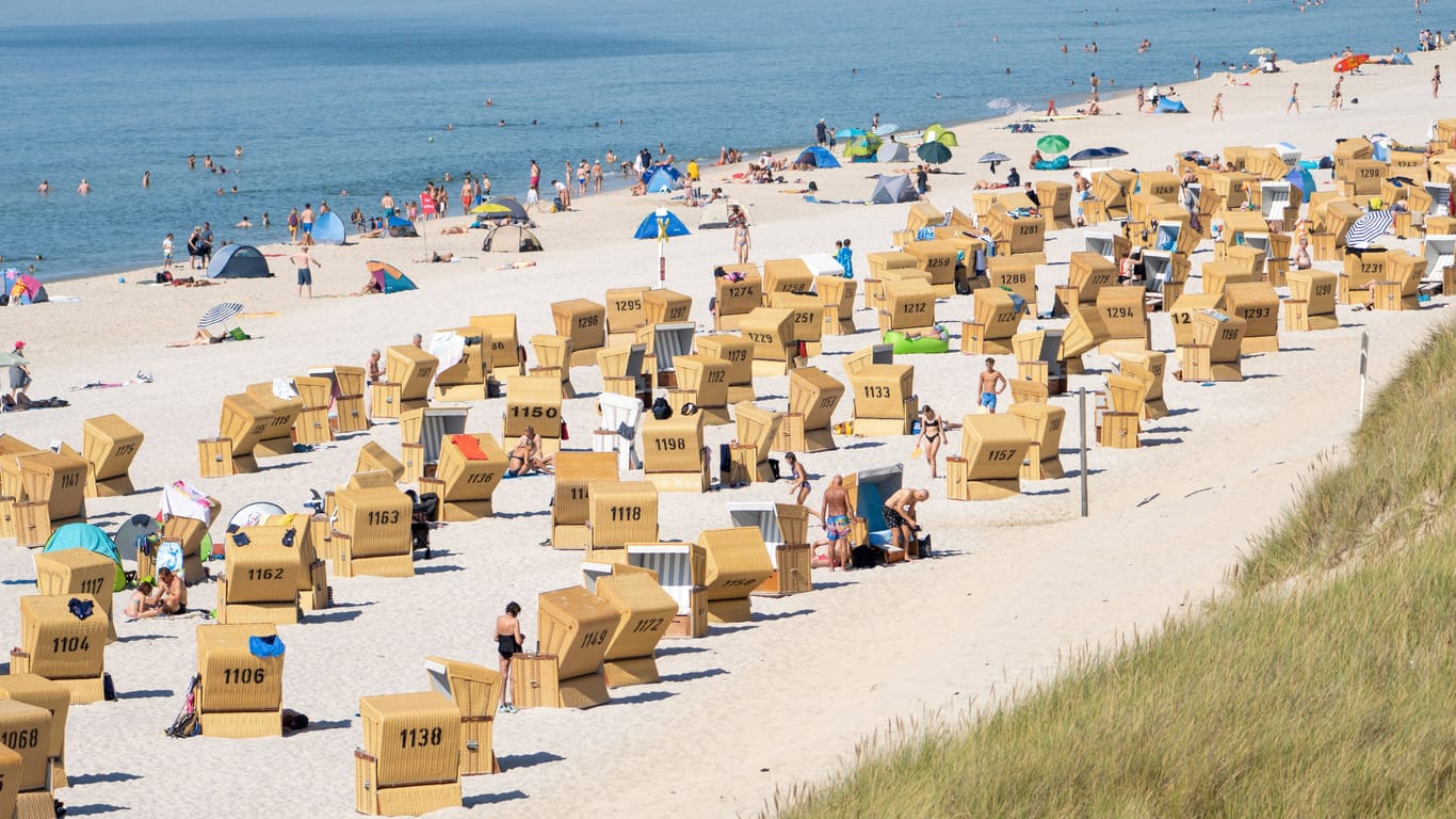 Menschen verbringen einen sonnigen Tag am Strand auf Sylt (Symbolfoto): Auf der Insel dreht das ZDF seine Krimireihe "Nord Nord Mord".