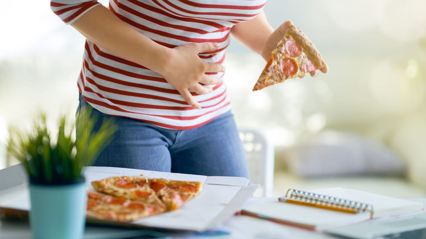 Die Salami-Pizza schmeckt wirklich lecker. Doch krampfartige Bauchschmerzen verleiden den Genuss.