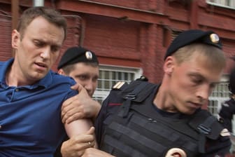Alexej Nawalny (l.): Polizeibeamte führen den russischen Oppositionsführer im Juli 2013 ab.