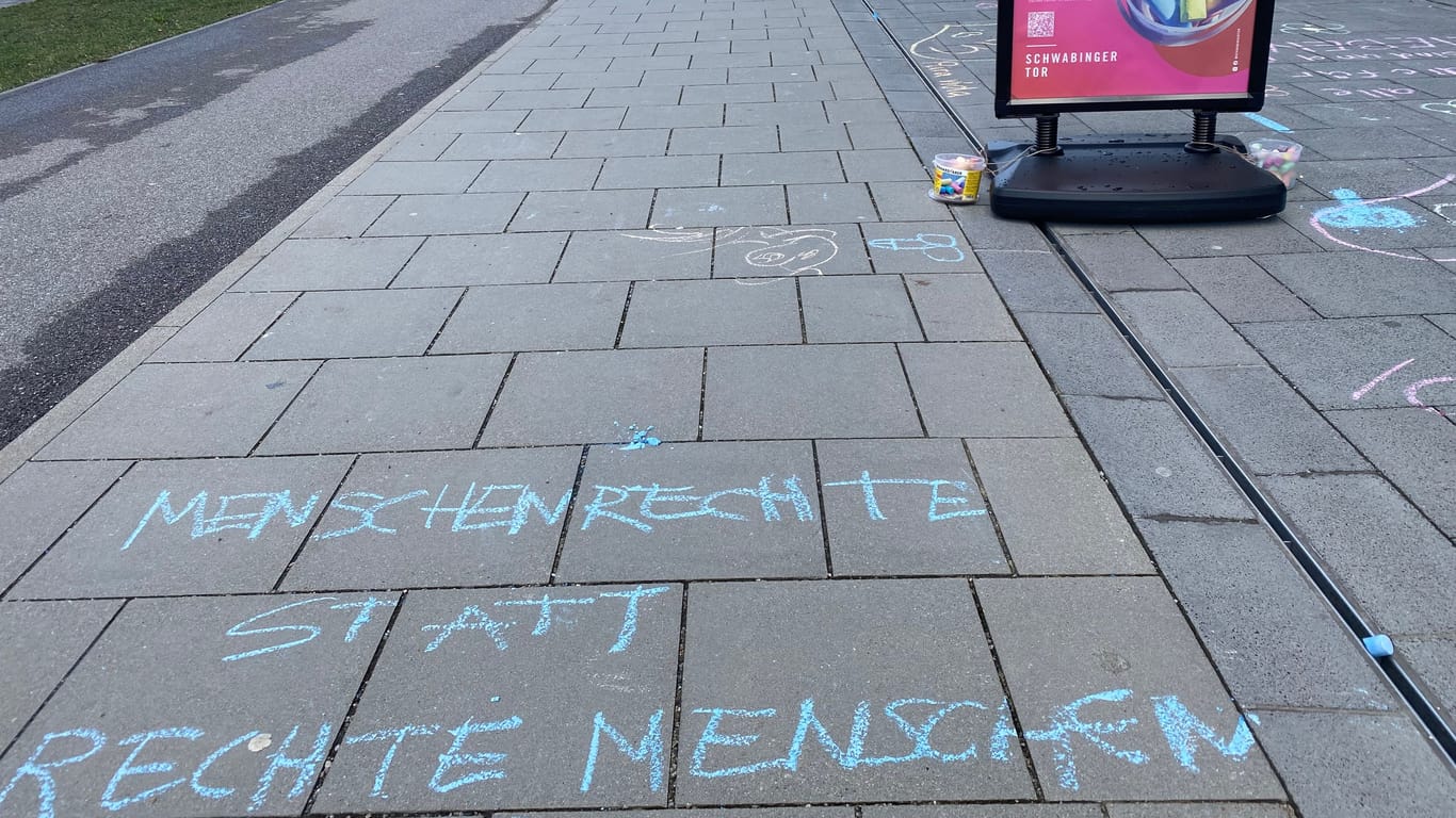 Auch politische Botschaften sind Teil des Münchner Liebesbriefs auf der Leopoldstraße.