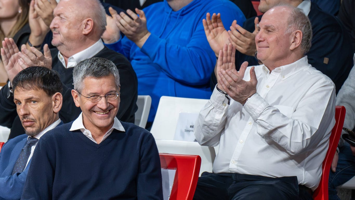 Herbert Hainer (l.) und Uli Hoeneß: Die beiden Bayern-Bosse sind große Unterstützer des Basketballprojekts des FC Bayern.