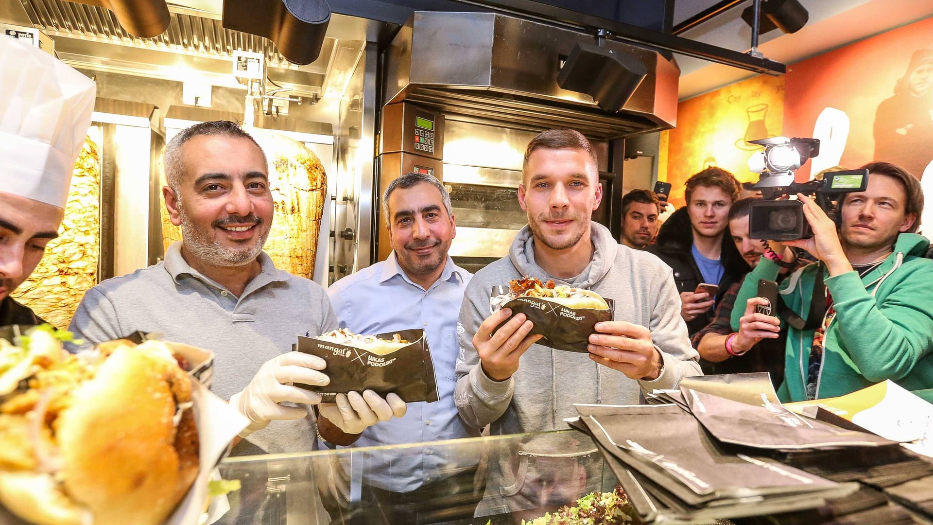 Lukas Podolski in einem seiner Dönerläden (Archivbild): Das Geschäft am Kottbusser Tor wird bald eröffnet.