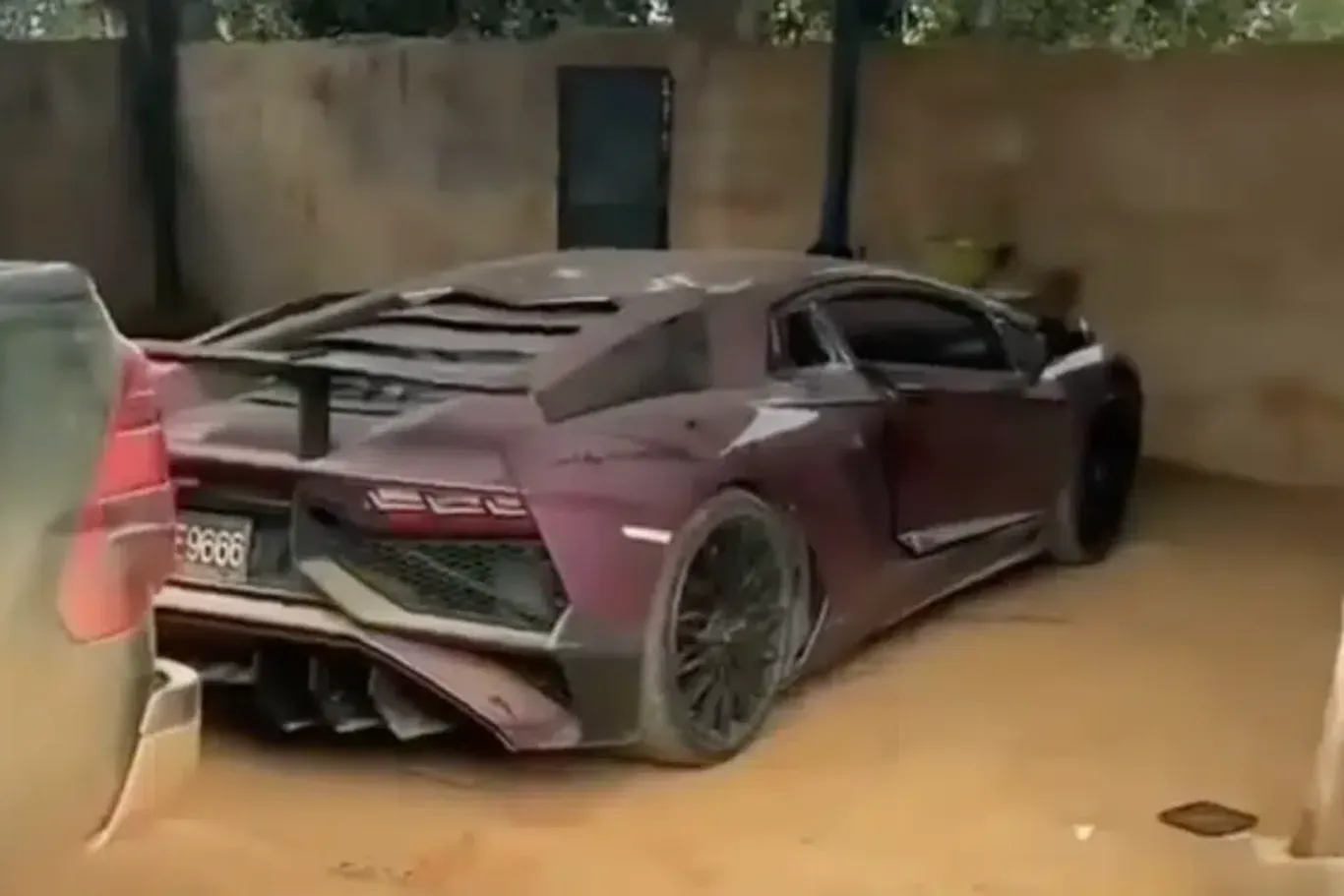 Ein seltener Lamborghini wurde auf einem Schrottplatz in Myanmar gefunden: Beschädigt und verlassen. Seine Herkunft ist noch unklar.