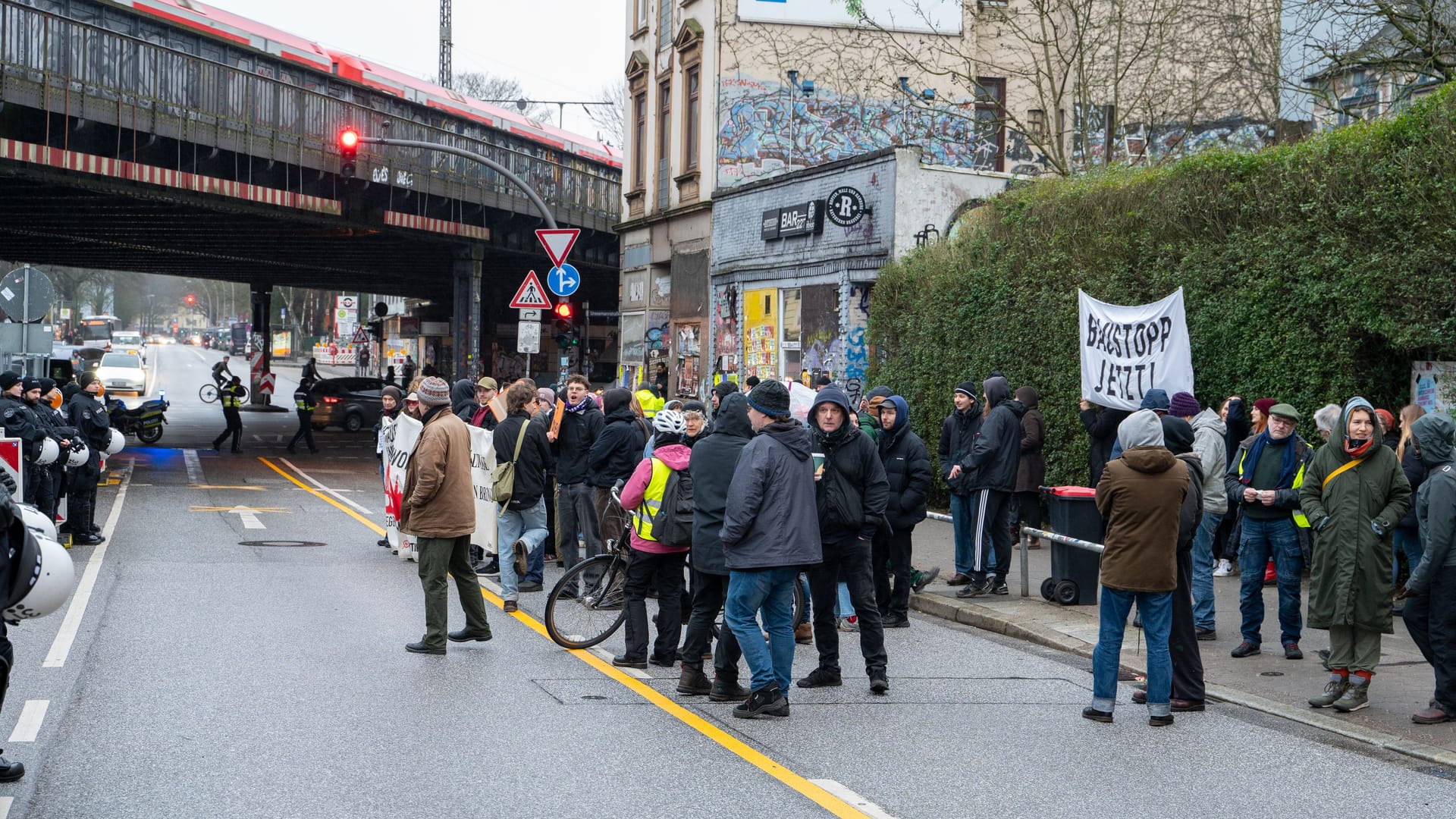 Die Initiative Sternbrücke hatte am Vorabend zu der Demonstration am Montagmorgen aufgerufen. Die Initiative Sternbrücke hatte am Vorabend zu der Demonstration am Montagmorgen aufgerufen.