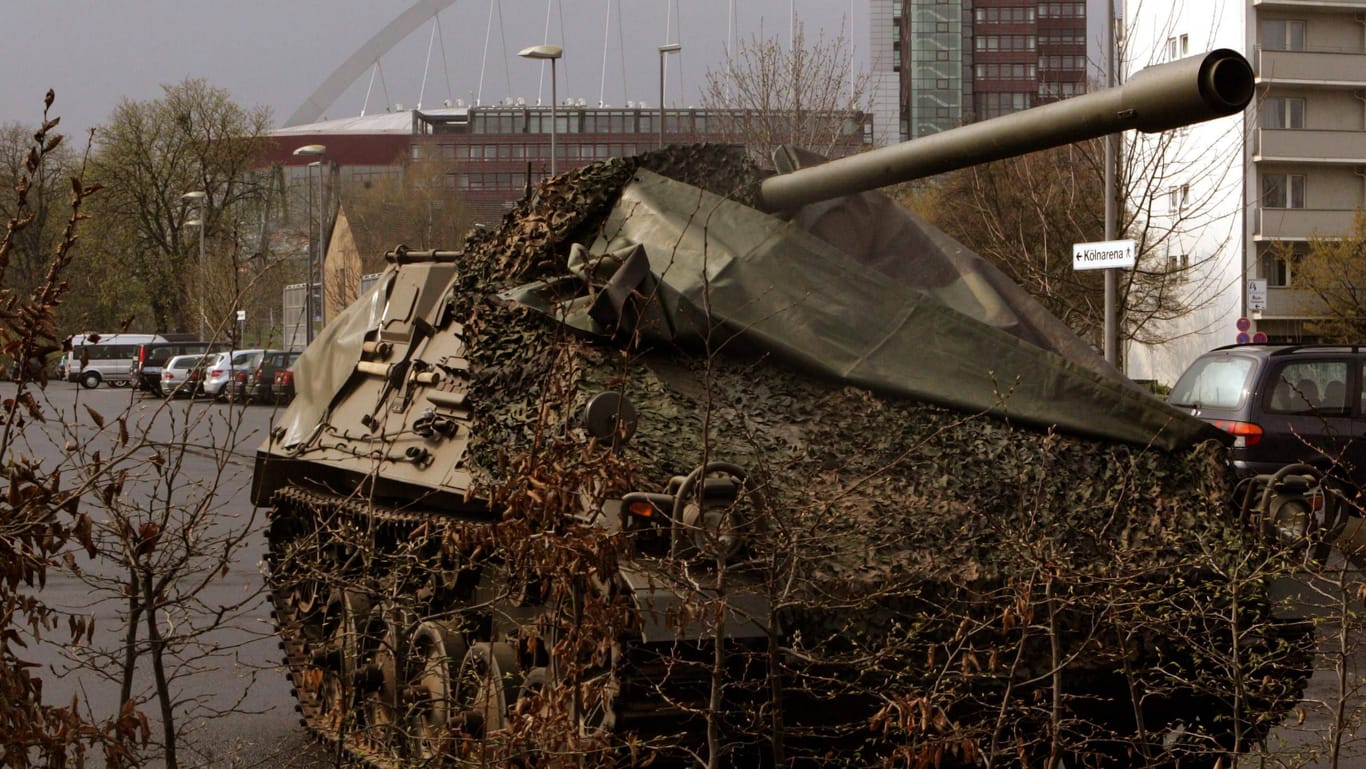 Ein Bundeswehrpanzer in Köln (Symbolbild): Ein der EU gibt es Pläne, wie Ausrüstung im Ernstfall schnell durch Europa gebracht werden kann.