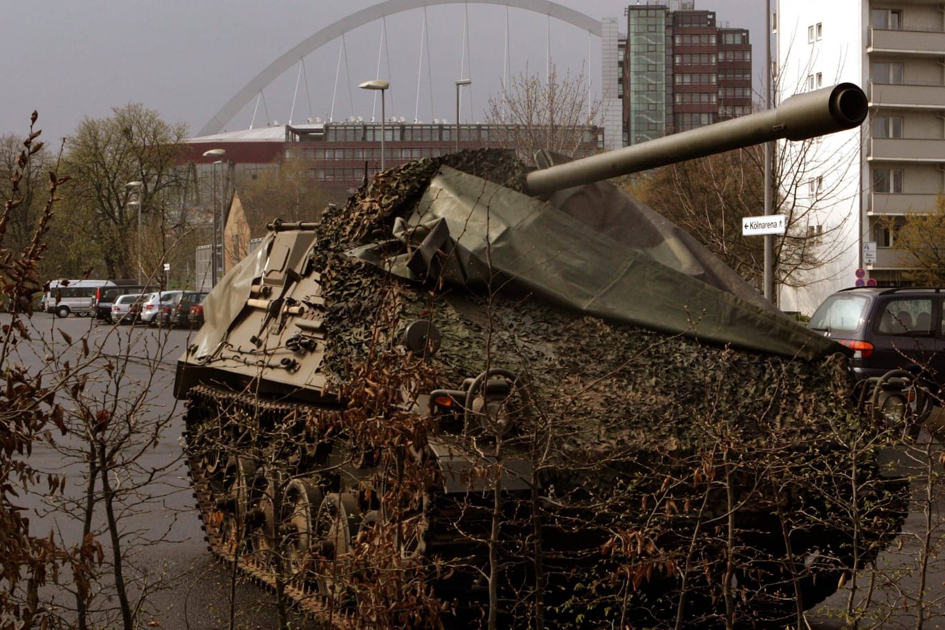 Ein Bundeswehrpanzer in Köln (Symbolbild): Ein der EU gibt es Pläne, wie Ausrüstung im Ernstfall schnell durch Europa gebracht werden kann.