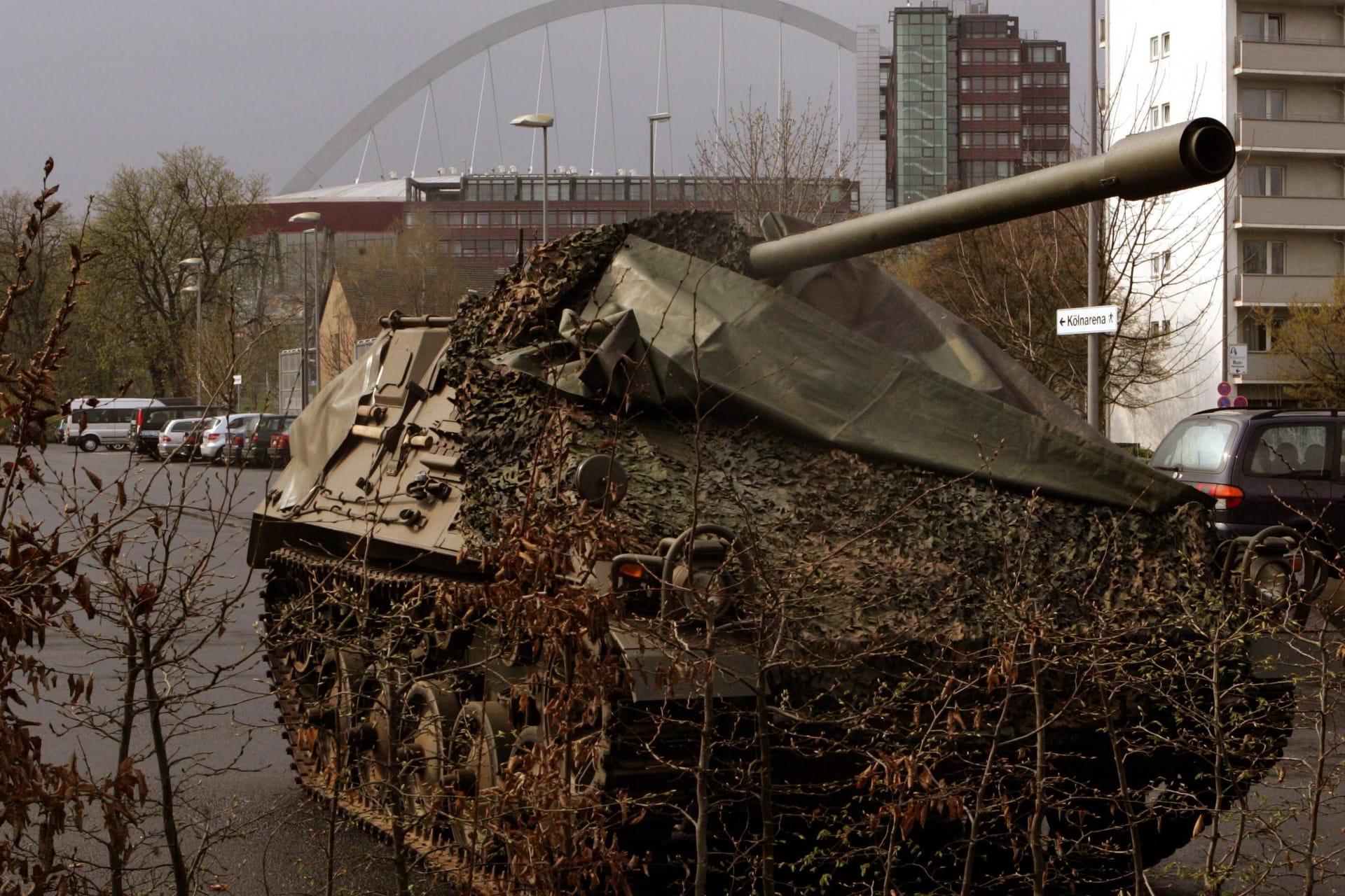 Ein Bundeswehrpanzer in Köln (Symbolbild): Ein der EU gibt es Pläne, wie Ausrüstung im Ernstfall schnell durch Europa gebracht werden kann.